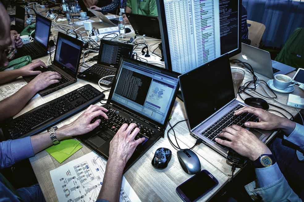 Se llaman Locked Shields Exercises. Son una especie de maniobras con las que la OTAN recluta nuevos cibersoldados. Cada año participan 300 personas de 17 países, en una lucha que enfrenta a un equipo defensor contra un imponente batallón formado por piratas informáticos de altísimo nivel.