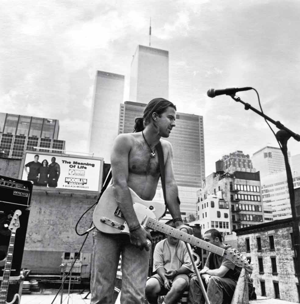 Primavera de 1997. Su primer disco, La flaca, llevaba casi un año en el mercado, pero nadie conocía a Jarabe de Palo. Entonces grabaron un anuncio para Ducados en Nueva York –esta foto se tomó en un descanso del rodaje– y llegó el bombazo.