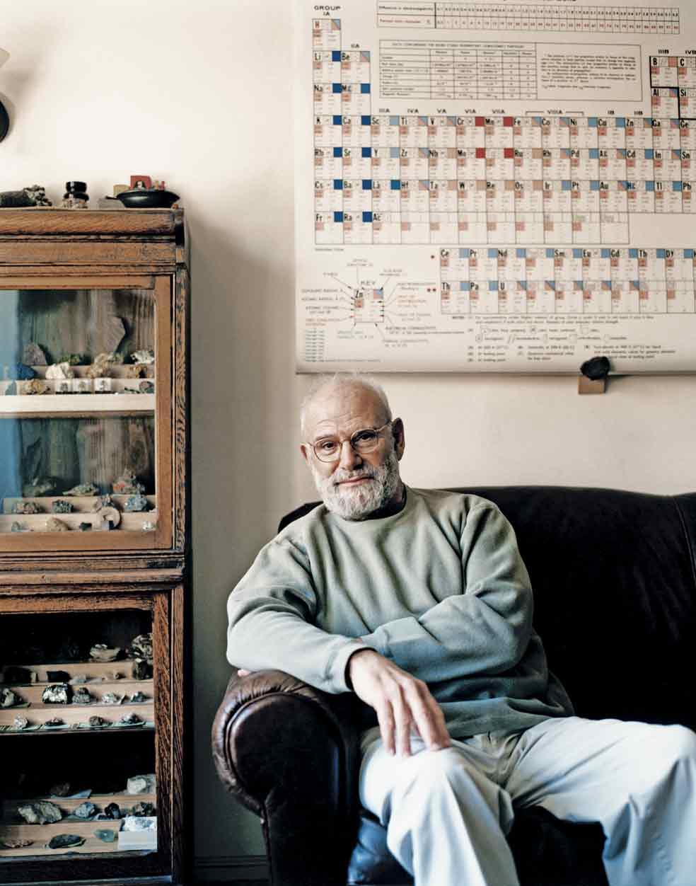 Continuador de una tradición que se remonta al siglo XIX, la literatura médica con anécdotas clínicas, el inglés Oliver Sacks es uno de los mayores especialistas y divulgadores en el campo de los desórdenes neurológicos.