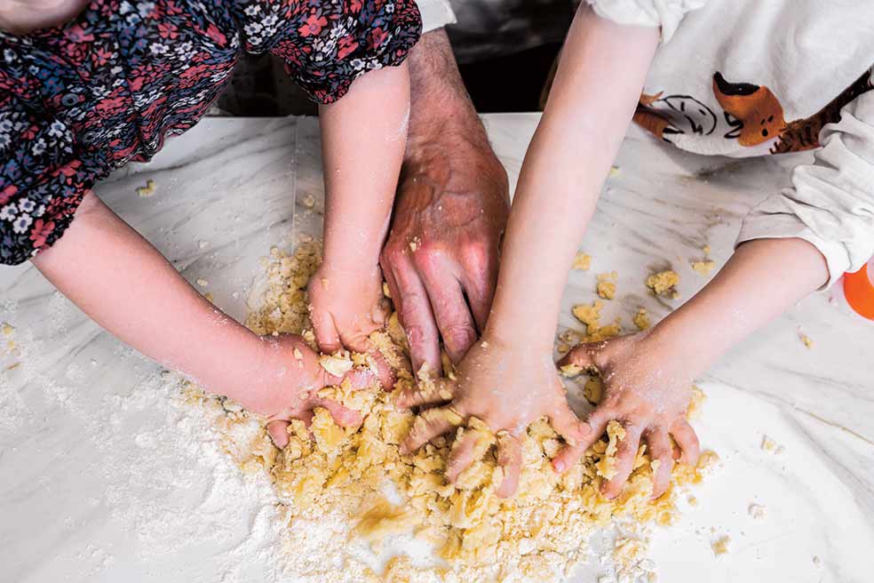 Pocas cosas hay más educativas que cocinar en familia. El cocinero Xabier Gutiérrez acaba de publicar Tiburcio, el tiburón cocinero: Cocina sana y divertida para cocinar con tus hijos, un libro en el que explica cómo convertir la experiencia en algo inolvidable. Y no solo para los niños.