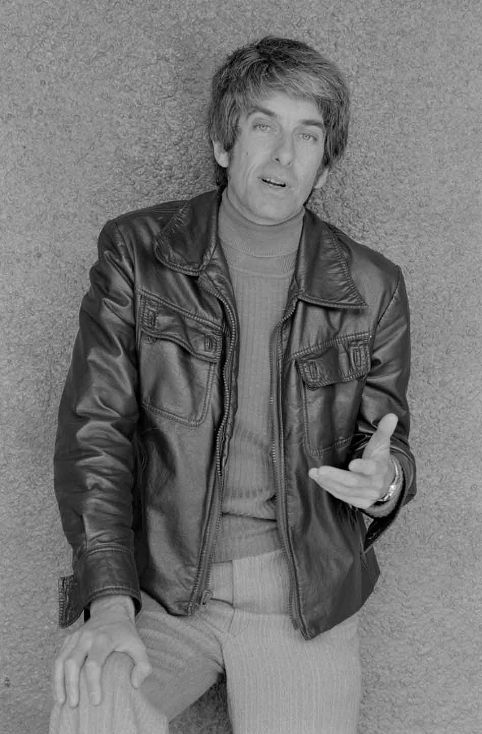 Jacques Vallée en 1979, con 40 años. Para entonces ya había lanzado su hipótesis interdimensional, según la cual los OVNIs y acontecimientos relacionados implican visitas de otras realidades o dimensiones que coexisten separadamente con las nuestras.