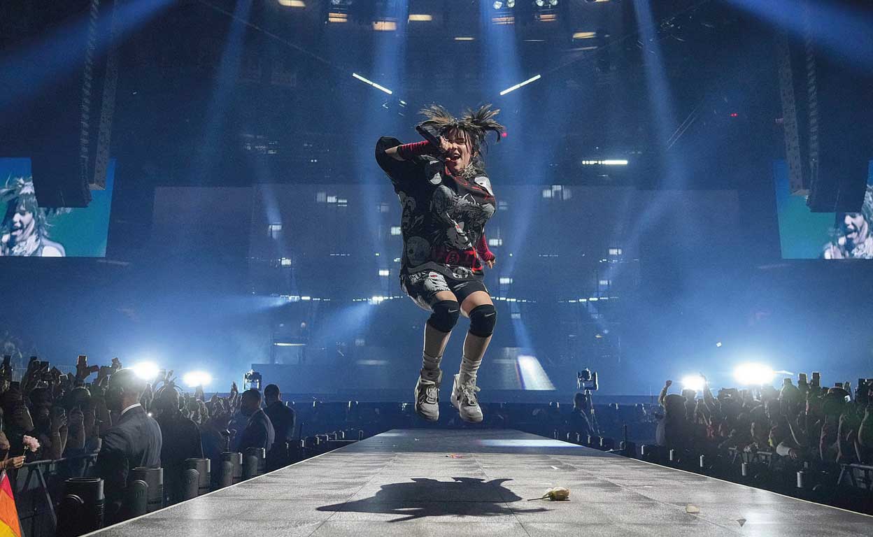 Ser una estrella mundial, dice Eilish, actuar en casi 50 ciudades del planeta en un semestre, arrastra a una persona a dinámicas extrañísimas durmiendo en autobuses mientras conducen por la noche hacia el siguiente destino, o en habitaciones sin ventanas en las entrañas de un estadio «Es una locura que el ser humano haga una gira –dice–. Es como si vivieras cinco vidas a la vez, una locura».