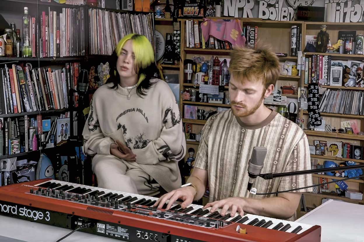 Billie Eilish con su hermano Finneas, componiendo juntos en su habitación. Sus padres trabajaban en el cine y los educaron en casa. Podían acostarse tan tarde como quisieran, siempre que hicieran música. El padre decidió esto tras ver un documental sobre Hanson, una banda de los noventa formada por tres hermanos educados en casa.«Me quedé impresionado —ha explicado—. Lo que había que hacer era dejarles perseguir sus intereses». |