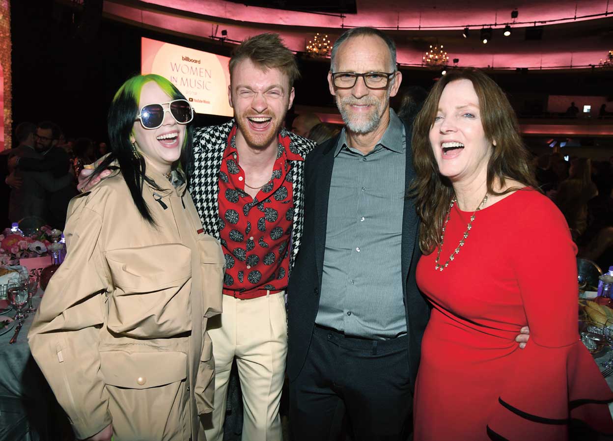 Billie y su hermano, Finneas, escriben todas las canciones, diseñan el material gráfico de cada álbum, dirigen los vídeos musicales, deciden el merchandising y coreografían los espectáculos. Su padre, Patrick, diseña la escenografía y la iluminación; y su madre, Maggie, gestiona el impacto medioambiental de todo ello.