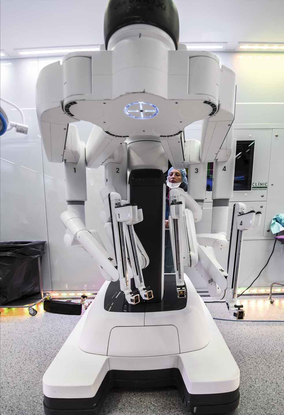 El robot quirúrgico Da Vinci permite sumergirse en el cuerpo humano. La versión actual cuenta con cuatro brazos, pero se espera que en breve suba a seis.