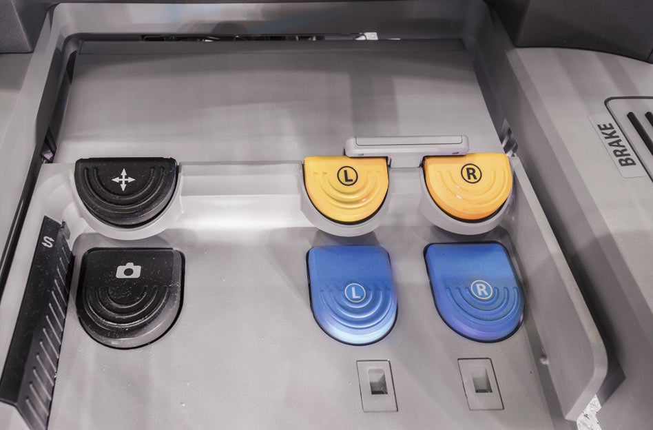 Los pedales sirven para cambiar de un brazo robótico a otro y manejar la cámara.