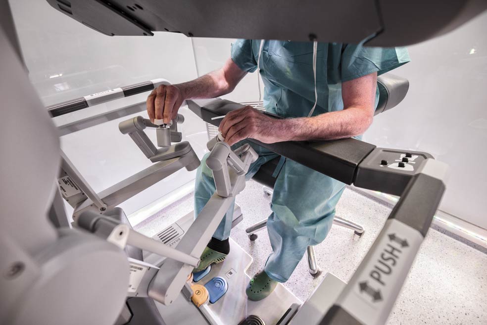 La máquina reproduce los movimientos de la mano del cirujano a través de los brazos robóticos equipados con herramientas.