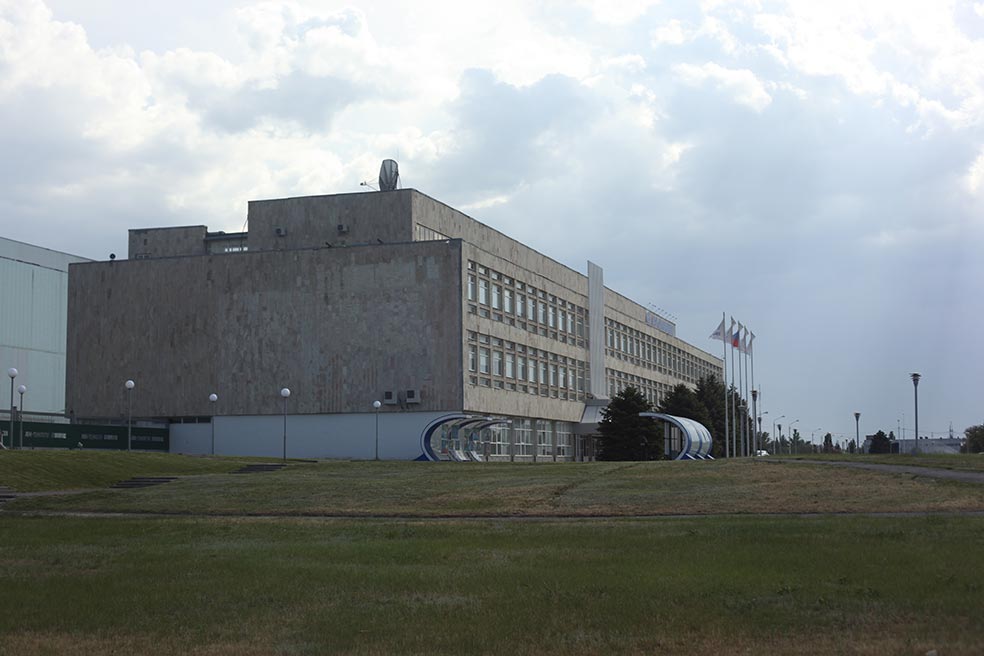 Rusia solo extrae el 5 por ciento del uranio mundial, pero su conversión en combustible es un proceso muy sofisticado y nocivo para la salud que lidera la empresa estatal rusa Rosatom. Arriba, edificio de Rosatom en Moscú. |