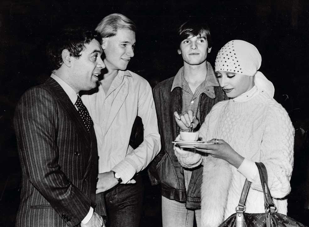 Durante dos años, Gil vivió en Roma, en casa de Rafaela Carrà y su pareja, el productor Gianni Boncompagni (izda.), preparando sus giras internacionales. Allí se acercó a Bosé, lo animó a iniciar una carrera musical y grabó con él las primeras canciones del disco Linda, su primer bombazo.