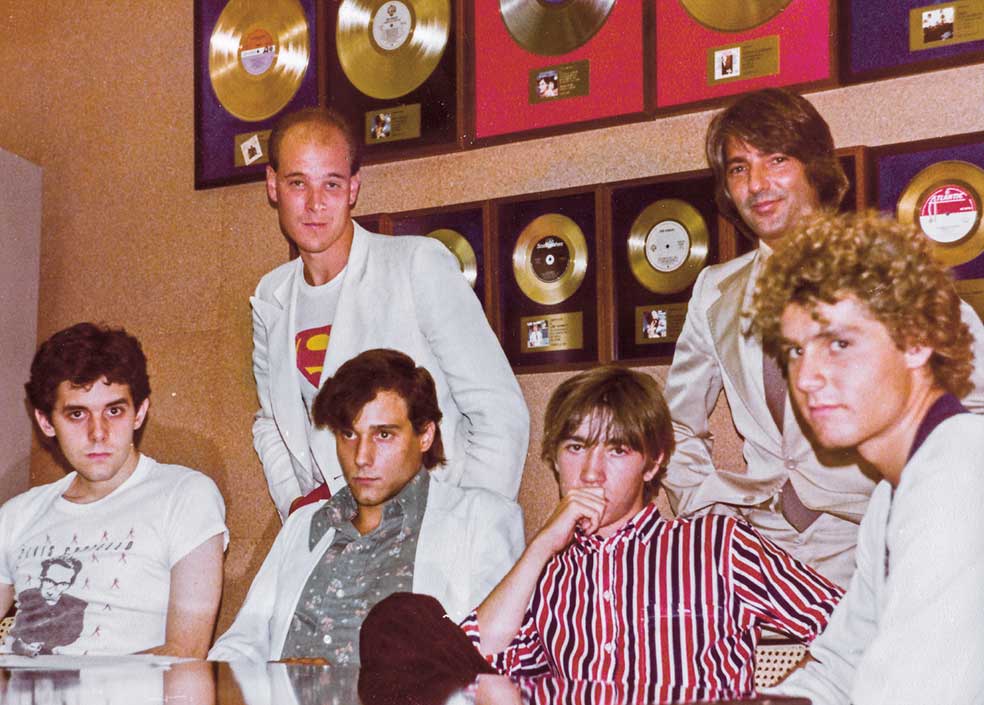 Al frente de Hispavox, Gil fichó a grupos de la Movida como Nacha Pop (foto), Alaska, Ejecutivos agresivos o Radio Futura, de quienes lanzaron su primer disco. «Para el segundo, Santiago Auserón me pidió la carta de libertad. Y yo se la di. Me dijo que no quería hacer música tan comercial, que prefería vender menos y hacer discos que le hicieran sentirse bien. Le dije que había sido un placer y que podía seguir su camino».