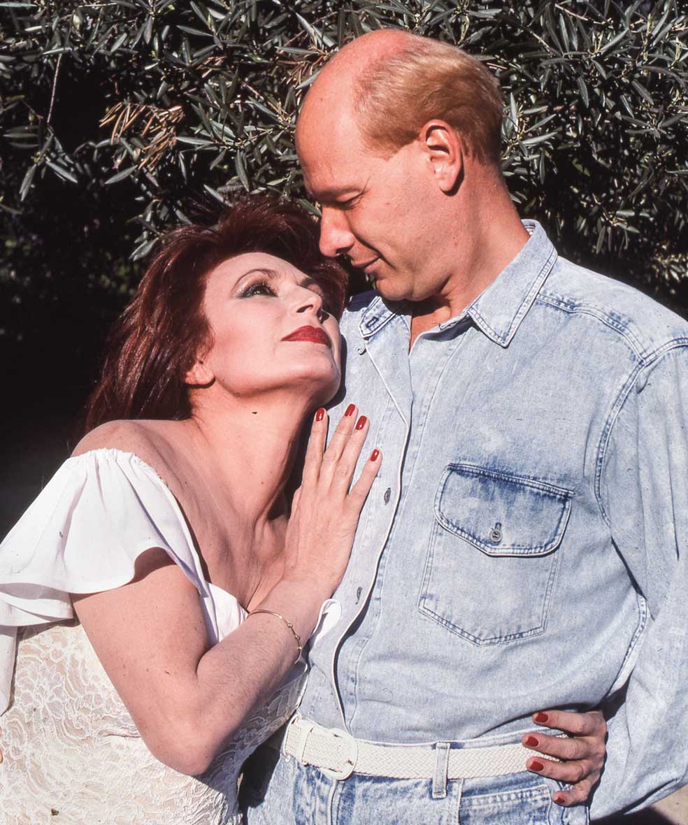 En 1990, Gil produjo Rocío de Luna blanca, un disco compuesto de forma íntegra por José Luis Perales, a quien él representaba. Cinco años antes, habían hecho lo propio con Marinero de luces, álbum que supuso el regreso triunfal de Isabel Pantoja tras la muerte de Paquirri.