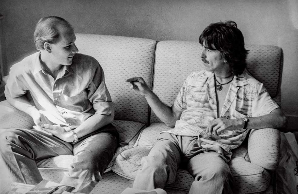 Con George Harrison en su casa de Londres en 1970. «Los Beatles se acababan de separar –rememora Gil– y él iba a lanzar el My Sweet Lord, su primer single en solitario y parte del disco All Things Must Pass. Me citó en su casa de Londres para que le contara cómo pensábamos lanzarlo en España».