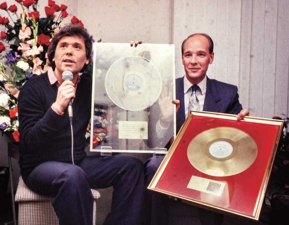 Como presidente de Hispavox, Gil relanzó a Raphael, con el álbum En carne viva (1981). «En México se presentó en El patio, mítico cabaret donde habían actuado Carmen Amaya y Antonio el bailarín, y se armó la revolución. Todas las noches estaban allí María Félix y Cantinflas…». Ese año, Gil le entregó un disco de uranio por sobrepasar los 50 millones de álbumes en su carrera.