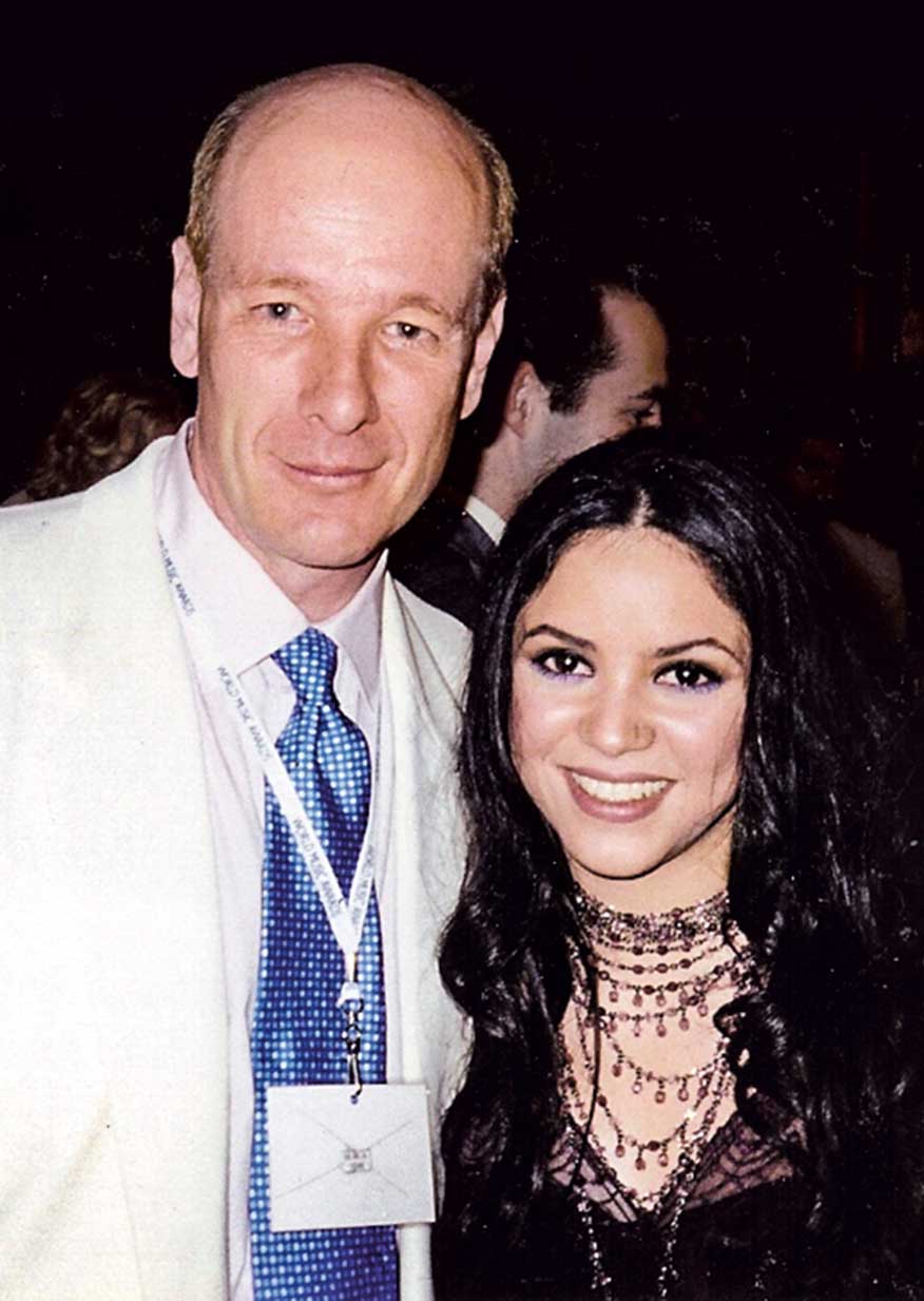 En 1997, Gil le organizó a Shakira su primera gran gira en Brasil: 40 conciertos para promocionar su disco Pies descalzos. «Fue la primera artista que triunfó allí cantando en español. Ni siquiera Julio Iglesias lo había conseguido. Vino con toda su familia. Era como una niña. Se pasaba el día en la cama y su madre le llevaba la comida. Luego vino su novio, un actor de telenovela muy guapo, del que estaba totalmente colgada».