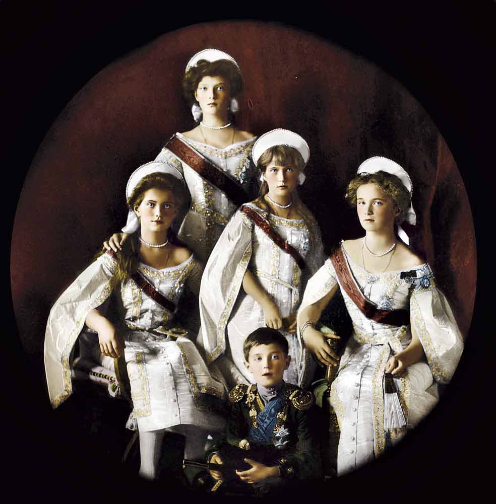 Foto oficial de los hijos de los zares de 1913. Olga es la primera por la derecha. En la otra página, Marga Boodts, que aseguraba ser Olga, en un retrato de los años 40.