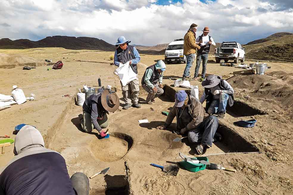 En el yacimiento de Wilamaya Patjxa, situado en la cordillera de los Andes, a casi 4000 metros de altura, se han encontrado hasta 20.000 piezas; entre ellas, los restos de seis individuos que cazaban vicuñas y venados.