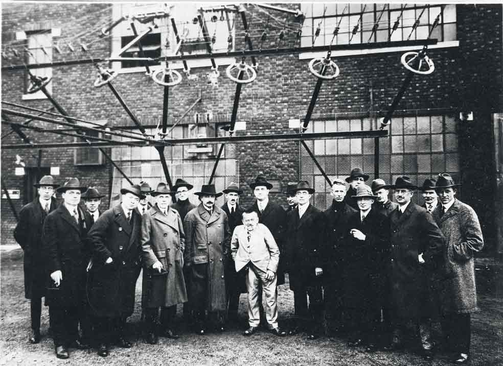 Tesla (con bigote) posa junto a Einstein y otros inventores en New Jersey en 1921. Tesla también cuestionó a Einstein. A sus 81 años, Tesla anunció su teoría dinámica de la gravedad, que corregía los ‘errores’ del maestro. Nunca se publicó y aún hoy es tan cuestionada como reivindicada.