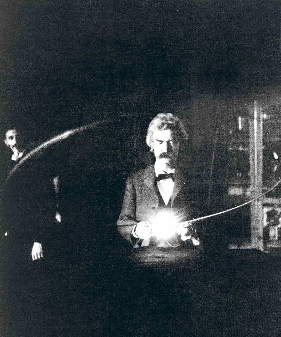 Mark Twain, en el laboratorio de Tesla (al fondo). El escritor fue uno de sus grandes amigos.