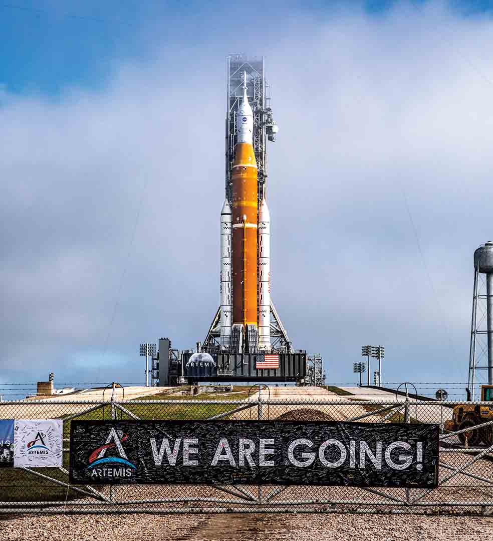 En 2024, la misión Artemis III lanzará el enorme cohete lunar Space Launch System, que transportará la nave Orión (situada en la punta) hasta la futura plataforma Gateway, que será la estación espacial más cerca de la Luna.