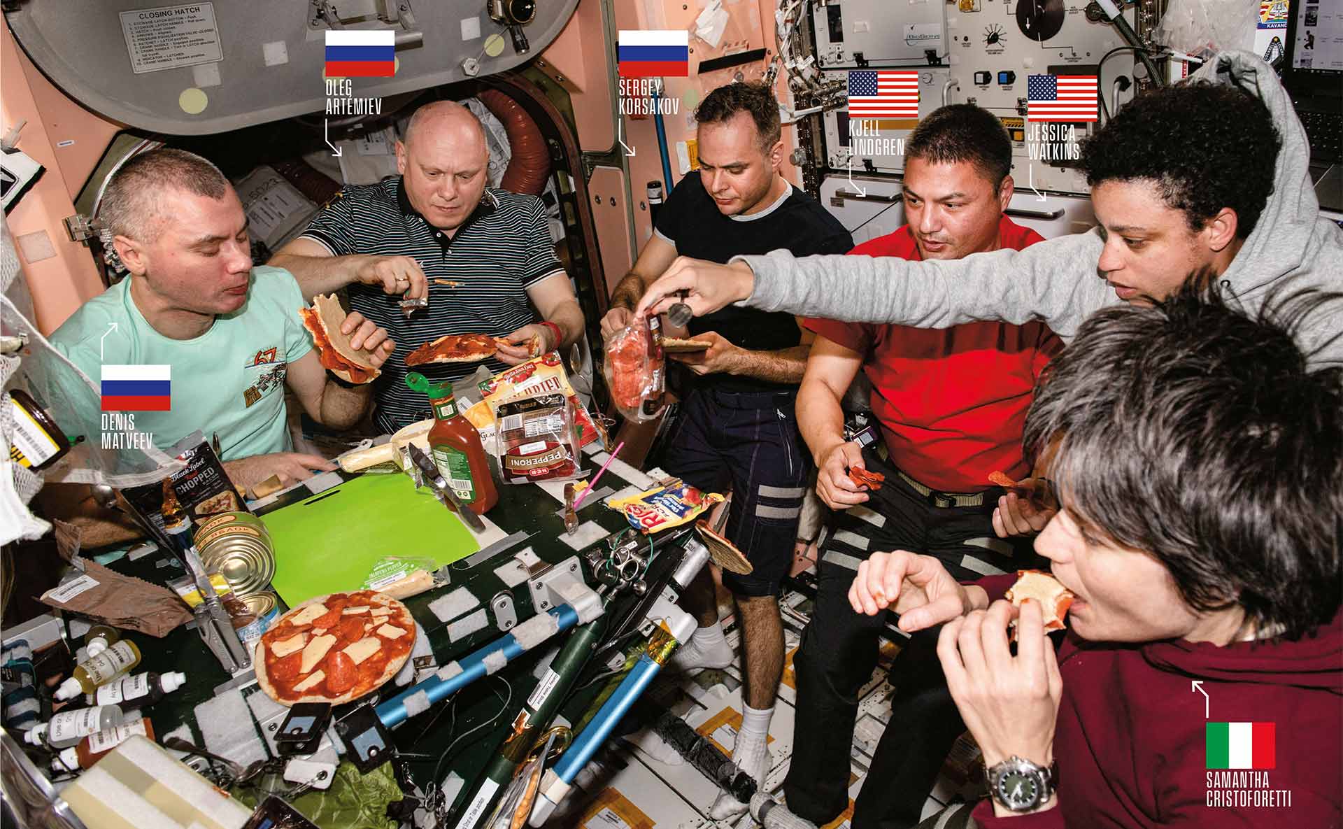 Cena a bordo de la Estación Espacial Internacional, el pasado 27 de mayo, con tres astronautas de la agencia rusa Roscosmos, dos de la NASA estadounidense y una de la Agencia Espacial Europea.