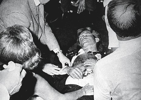 Imagen secundaria 1 - Otro asesinato en directo. Noguchi había realizado la autopsia de Marilyn seis años antes y esta vez tenía sobre la mesa el cuerpo de su supuesto amante, Robert F. Kennedy. En las fotos, su última aparición (1) antes de que le disparasen (2). El impacto de la bala tras la oreja (3) fue letal: el cabello se lo habían rasurado en el preoperatorio para intentar salvarlo.