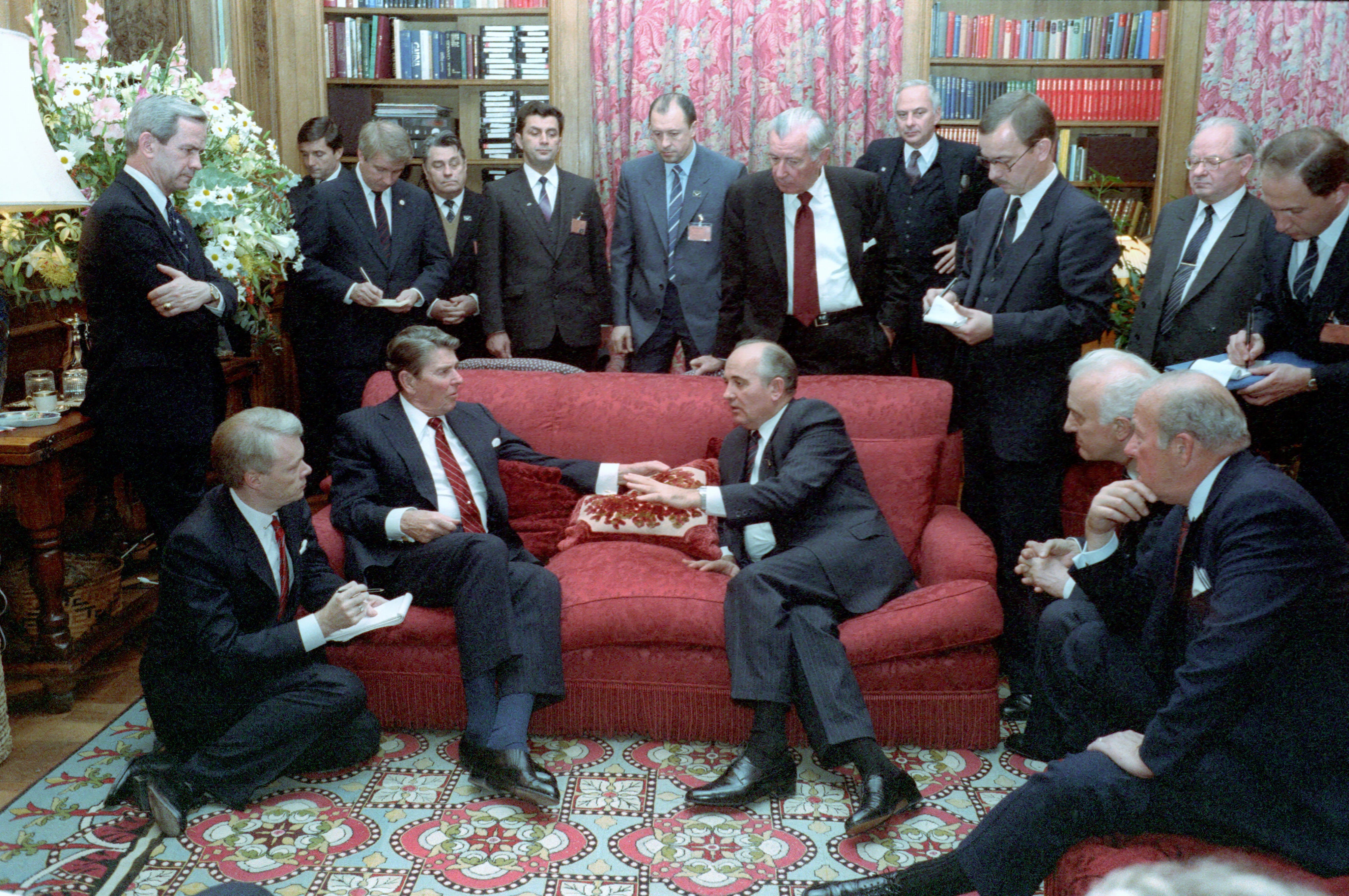 El día que Reagan declaró a Rusia 'ilegal' delante de Gorbachov