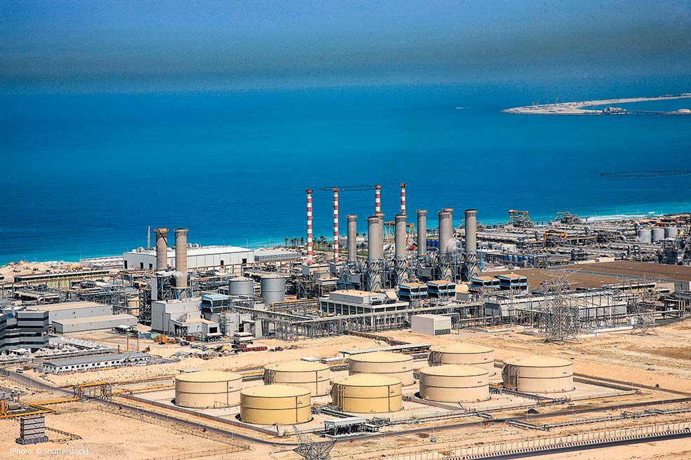 La única tecnología madura como para recurrir a ella en caso de necesidad es el agua desalinizada. La buena noticia es que España, con 800 plantas, es una potencia mundial en desalinización, solo por detrás de Arabia Saudí, Estados Unidos y Emiratos (en la foto). A pleno rendimiento, podría producir agua potable suficiente para abastecer a 34 millones de personas. |