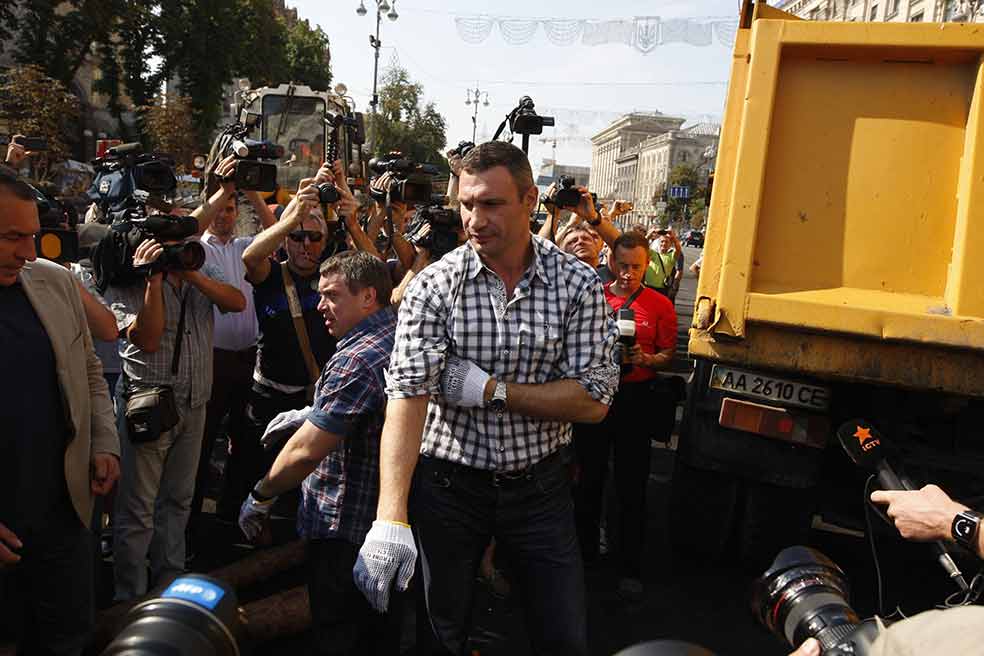 Vitali Klichkó, en 2014, recién electo alcalde de Kiev, con activistas proeuropeos en la Plaza de la Independencia de Kiev, durante el Euromaidán, las manifestaciones europeístas y nacionalistas de Ucrania que acabaron derrocando al entonces presidente Víktor Yanukóvich, líder del Partido de las Regiones, de tendencia prorrusa.