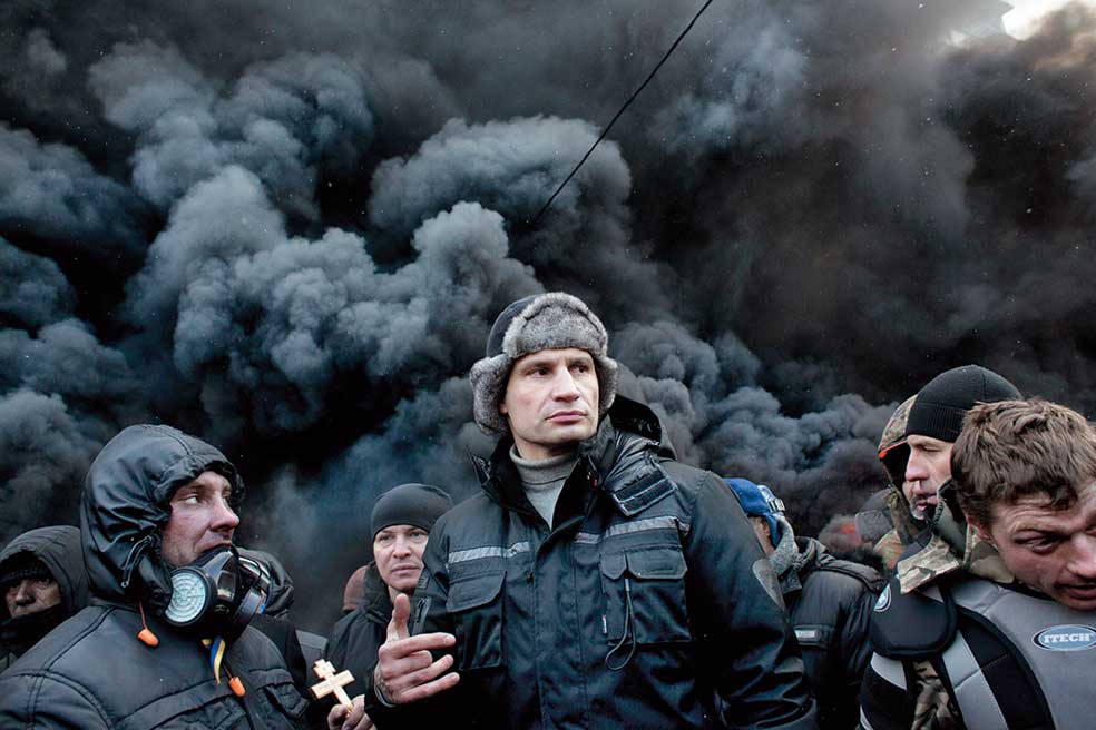 Vitali Klichkó se hizo famoso en el circuito internacional de boxeo años antes de entrar en política. Célebre como es, las multitudes lo rodean por toda la ciudad cuando visita los edificios hechos trizas por la artillería. Mide dos metros y, cuando camina bajo las bombas y entre los escombros, aparece como la viva imagen de la resistencia ucraniana. |