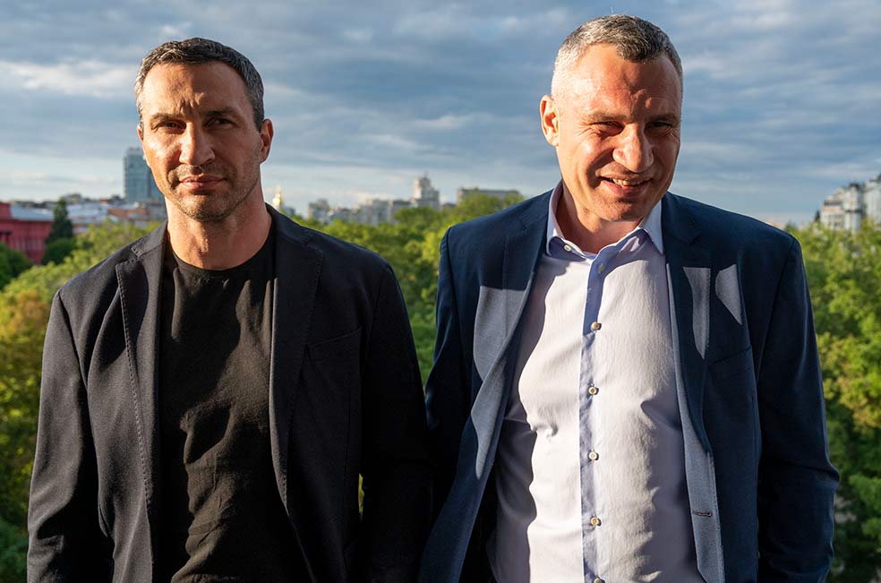 Vitali junto a su inseparable hermano Wladimir (a la izquierda), cinco años menor y exboxeador como él. Lo hicieron casi todo juntos desde muy niños. También en la actualidad, fusil en mano, en la resistencia activa contra la invasión rusa. |
