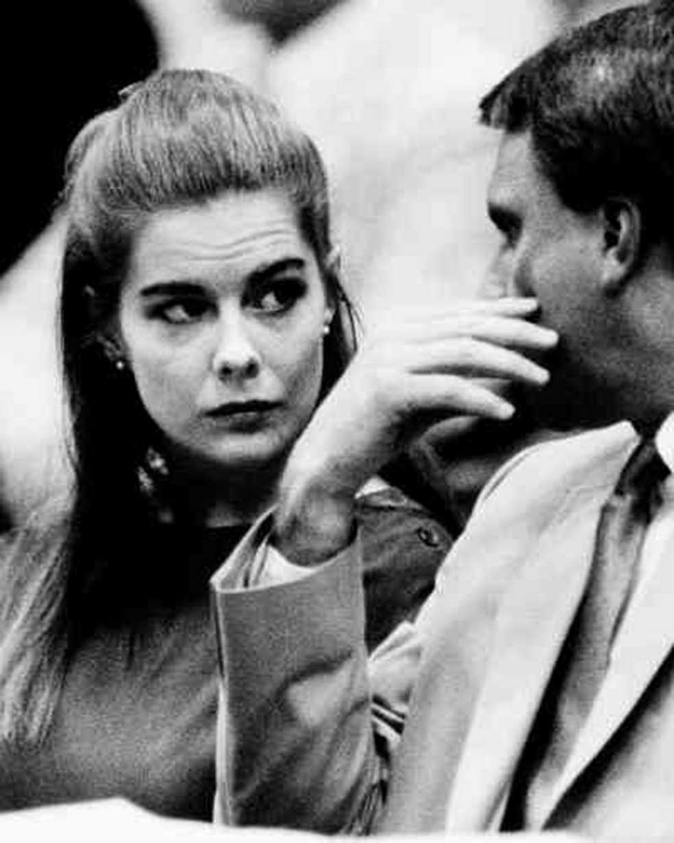 Elizabeth Haysom habla con su abogado durante el juicio por el homicidio de sus padres. Su testimonio fue incoherente, pero determinante para condenar a Soering.