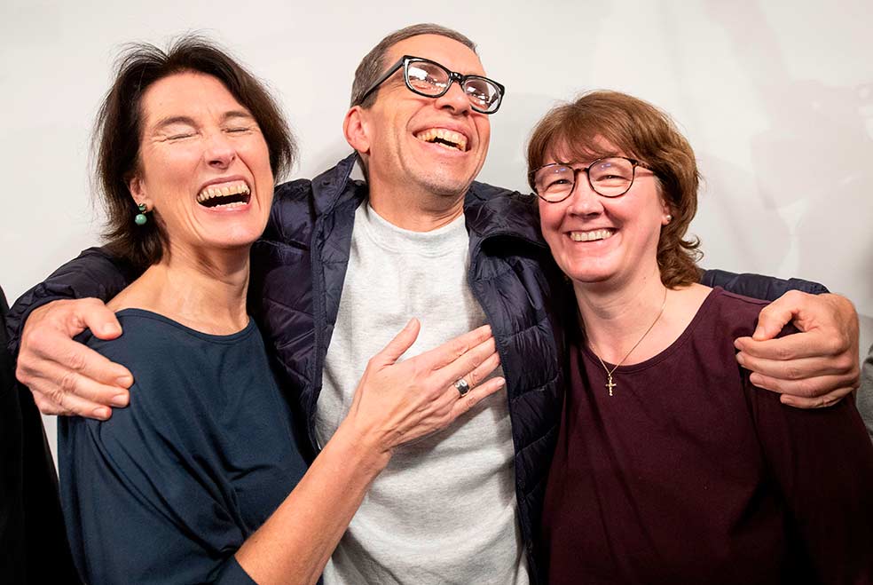 Soering, a su llegada a Alemania en diciembre de 2019, abraza a dos amigas, la agente literaria Petra Hermanns y la profesora de religión Bernadette Faber, que pelearon por su libertad. |
