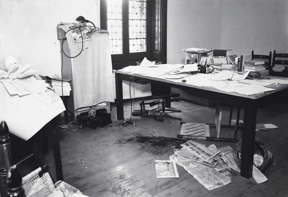 Mercader le pidió que leyera un artículo y, cuando le dio la espalda, le clavó un piolet en la cabeza. Trotsky gritó como un loco. Llegaron sus guardaespaldas, que apresaron allí, en su despacho, al asesino. Trostky murió poco después en el hospital.