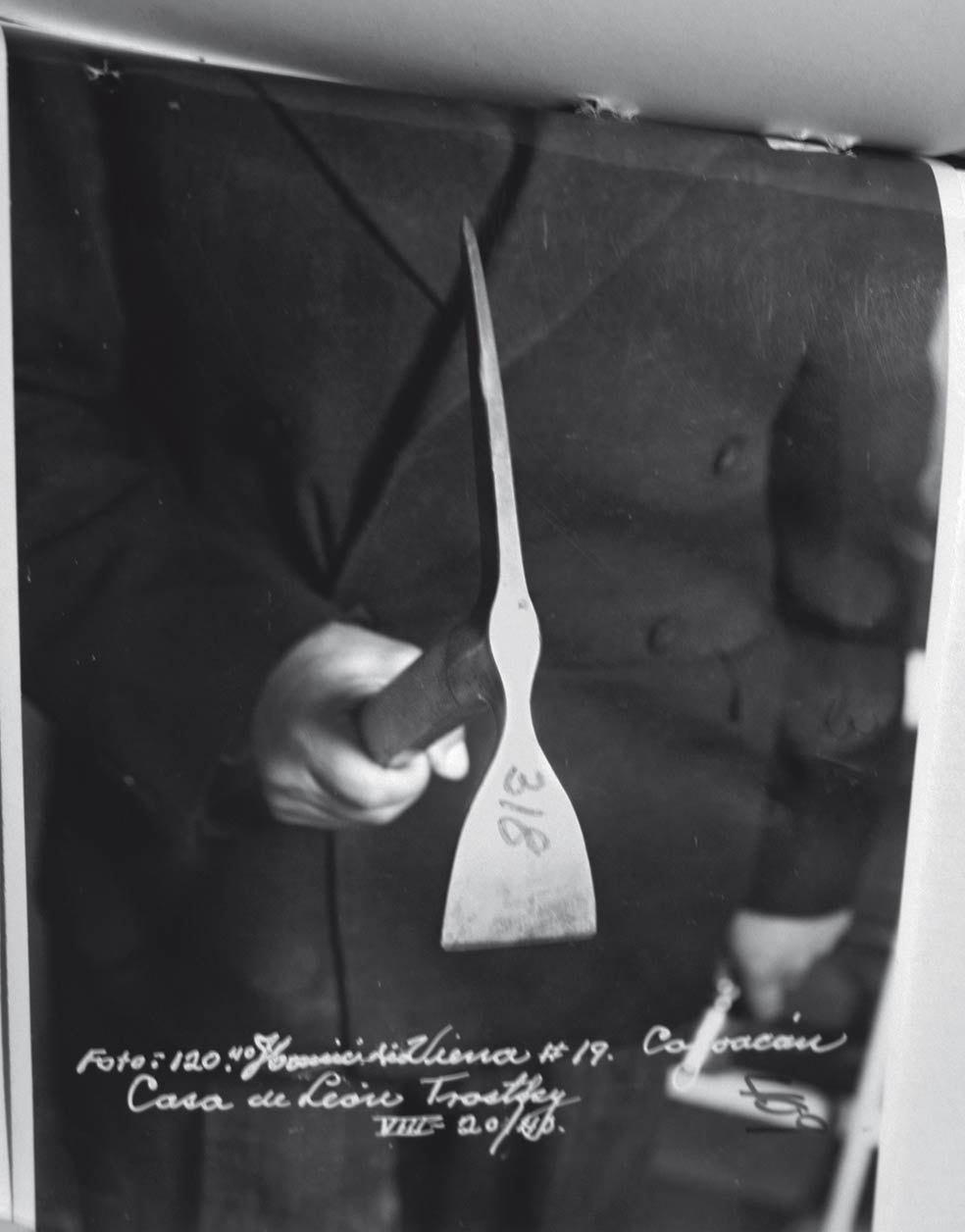 En 2005, la hija de un policía, Ana Alicia Salas, aseguró en la televisión mexicana que tenía en su poder el piolet con el que Mercader asesinó a Trotsky. Su padre lo había guardado en su casa durante muchos años. Es este de la imagen, sostenido por un agente.