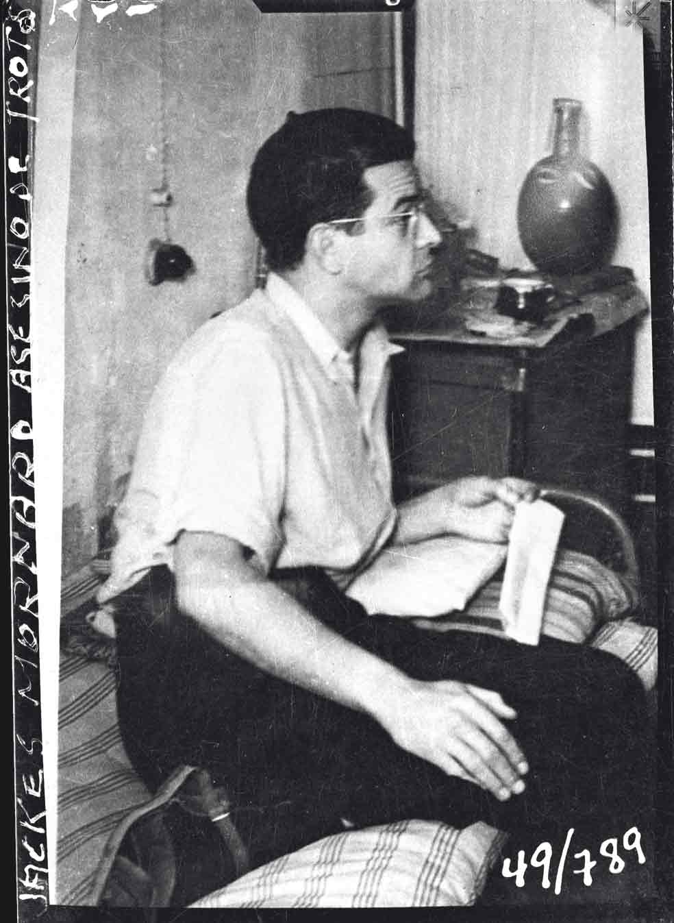 Hijo de un industrial catalán y de una estalinista fanática, Ramón Mercader fue una persona fiel a una idea. Bien parecido y seductor, se inmoló creyendo que así contribuía al surgimiento de un nuevo mundo.