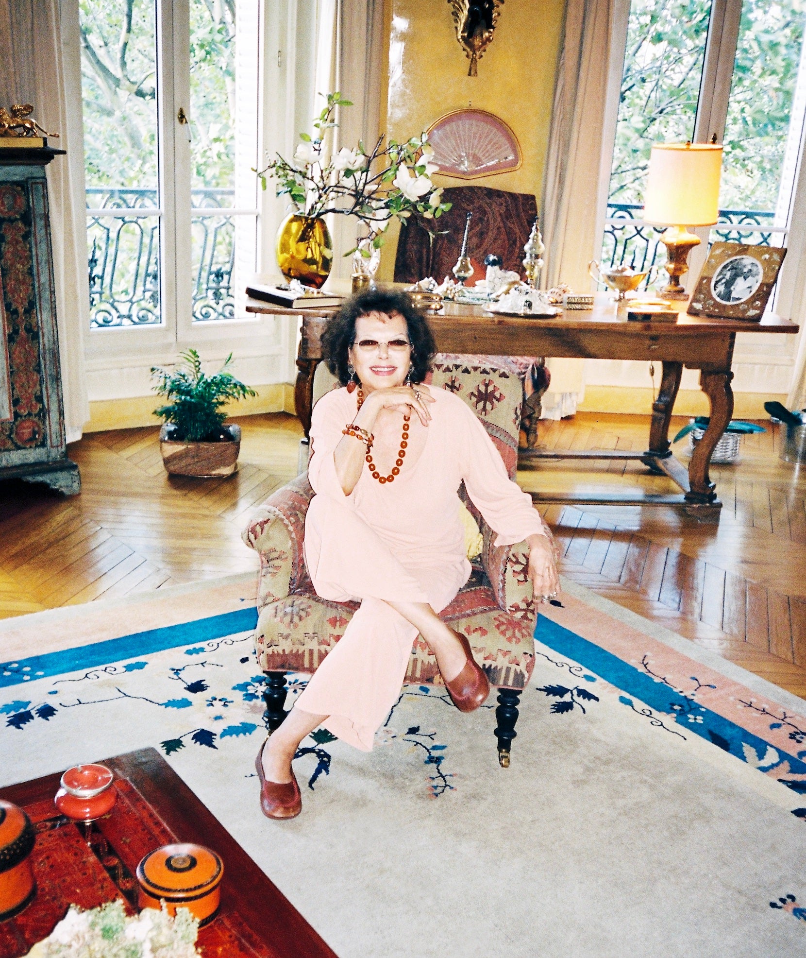 Claudia en un salón de su casa de París en el barrio de Le Marais en 2012.
