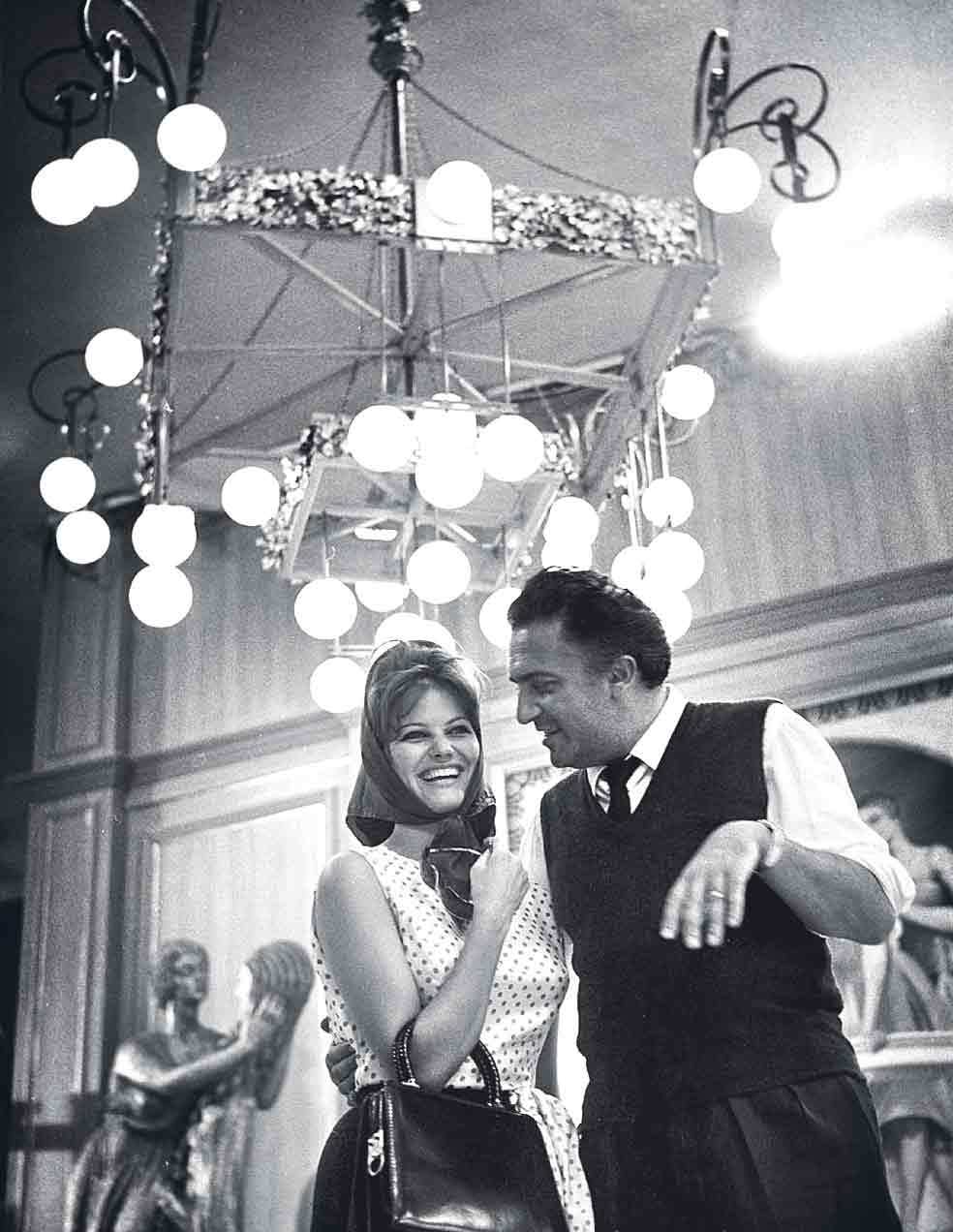 «Fellini y Visconti eran dos hombres inteligentísimos, pero en las antípodas. Se detestaban, no se podían ver». Claudia rodó con Visconti El Gatopardo y con Fellini Ocho y medio a la vez. «Fue infernal. Visconti me quería morena; Fellini, rubia. Uno, pelo corto; el otro, largo... Al final, me destrozaron el pelo».