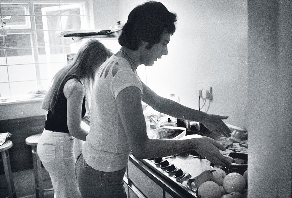 Ver a Freddie Mercury sin bigote puede resultar llamativo. Él decía que se lo dejó como un homenaje al motero del grupo Village People, pero también lo hizo para disimular sus dientes de conejo. El bigotazo dinamitó su timidez y su inseguridad y dio rienda suelta al histrionismo sin complejos.