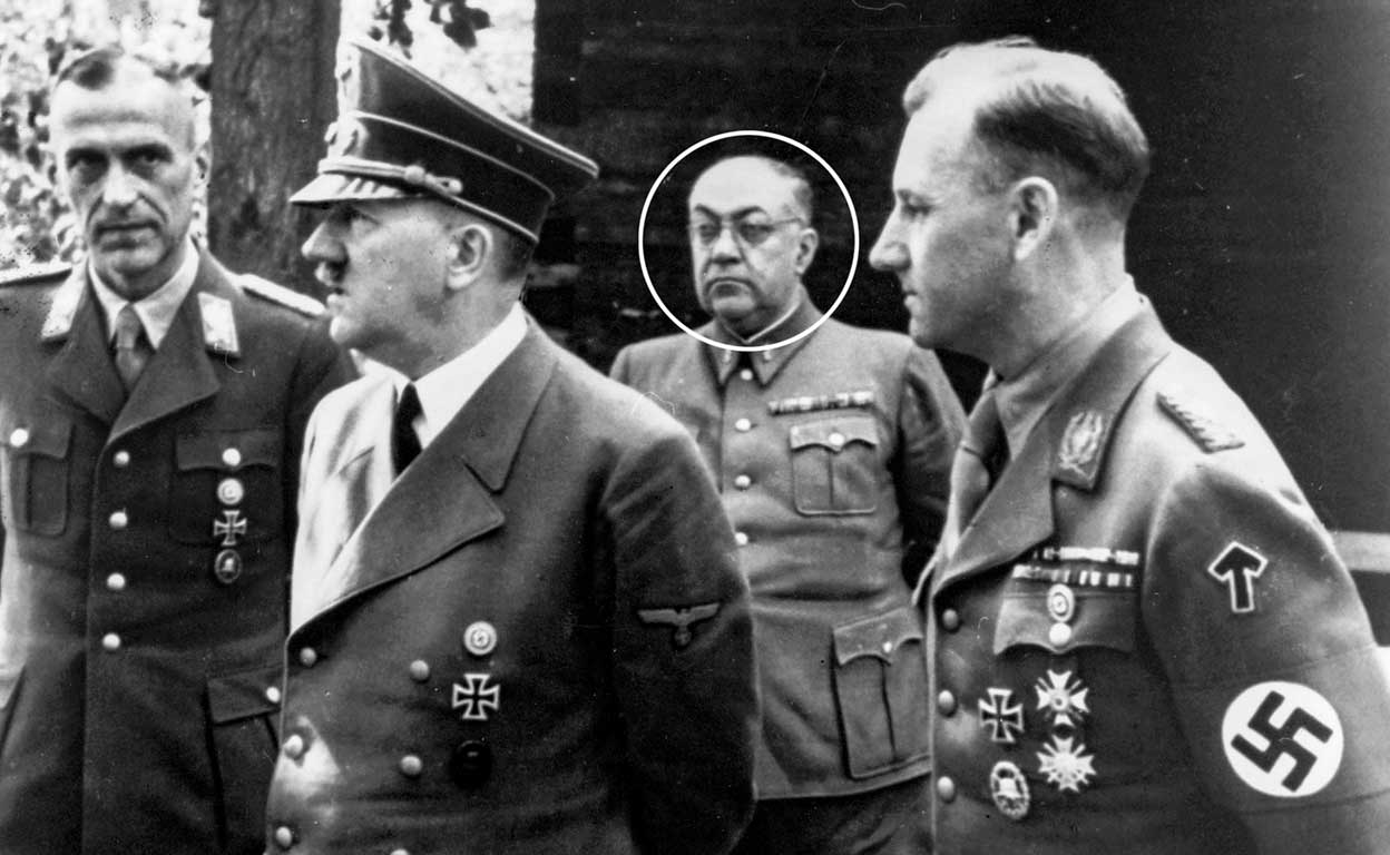 Hitler con el Jefe de Estado Mayor de las SA Viktor Lutze (derecha) y el Obergruppenfuhrer de las SA Max Jüttner (izquierda); en el fondo, el médico personal Theo Morell.