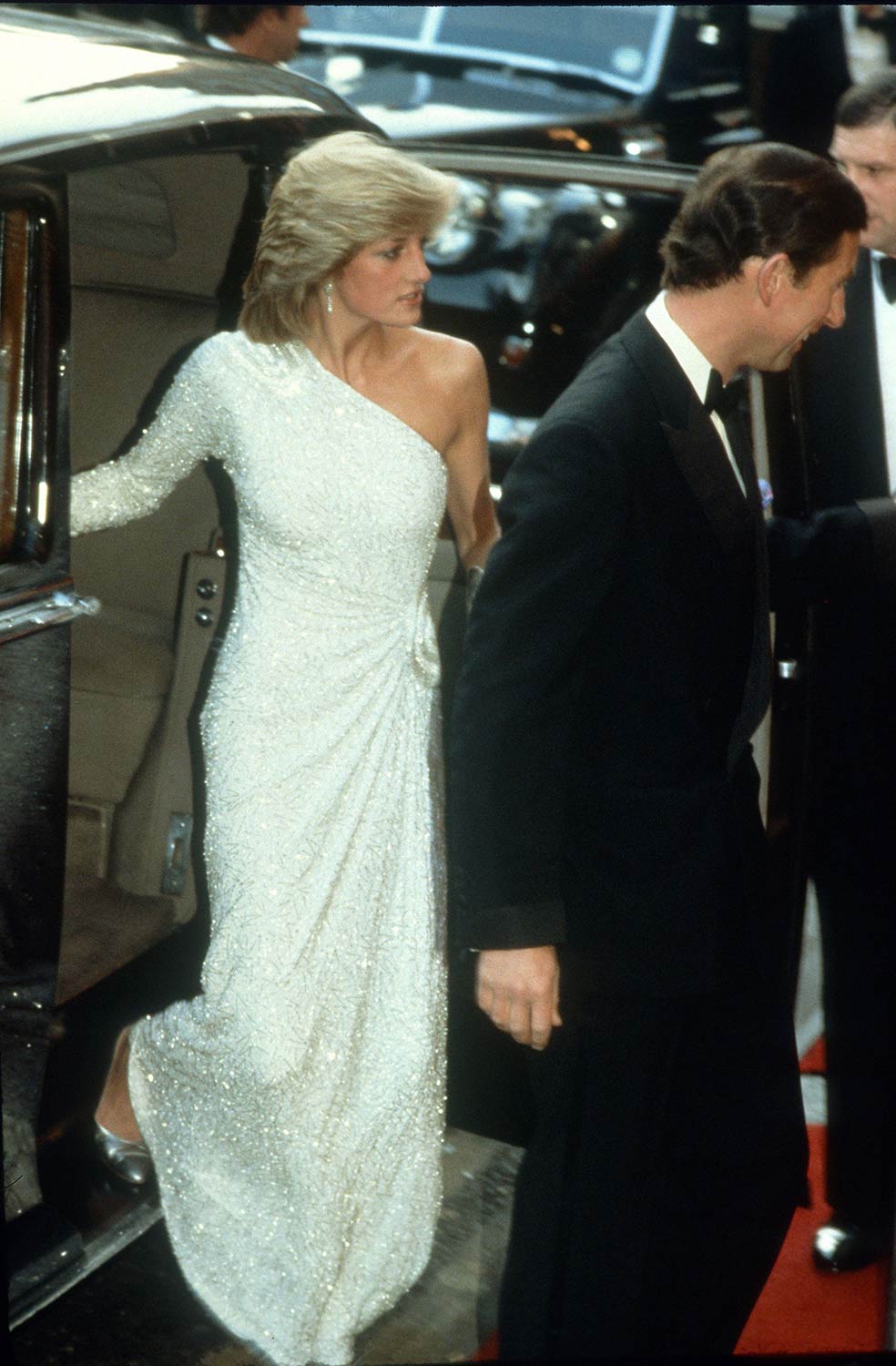 En su viaje oficial a Australia en 1983, Diana empezó a usar modelos 'rompedores'. Este, con el hombro al aire, fue criticado por «inapropiado». Pero la princesa no se amedrentó; al contrario, entendió el poder de la ropa que se ponía.