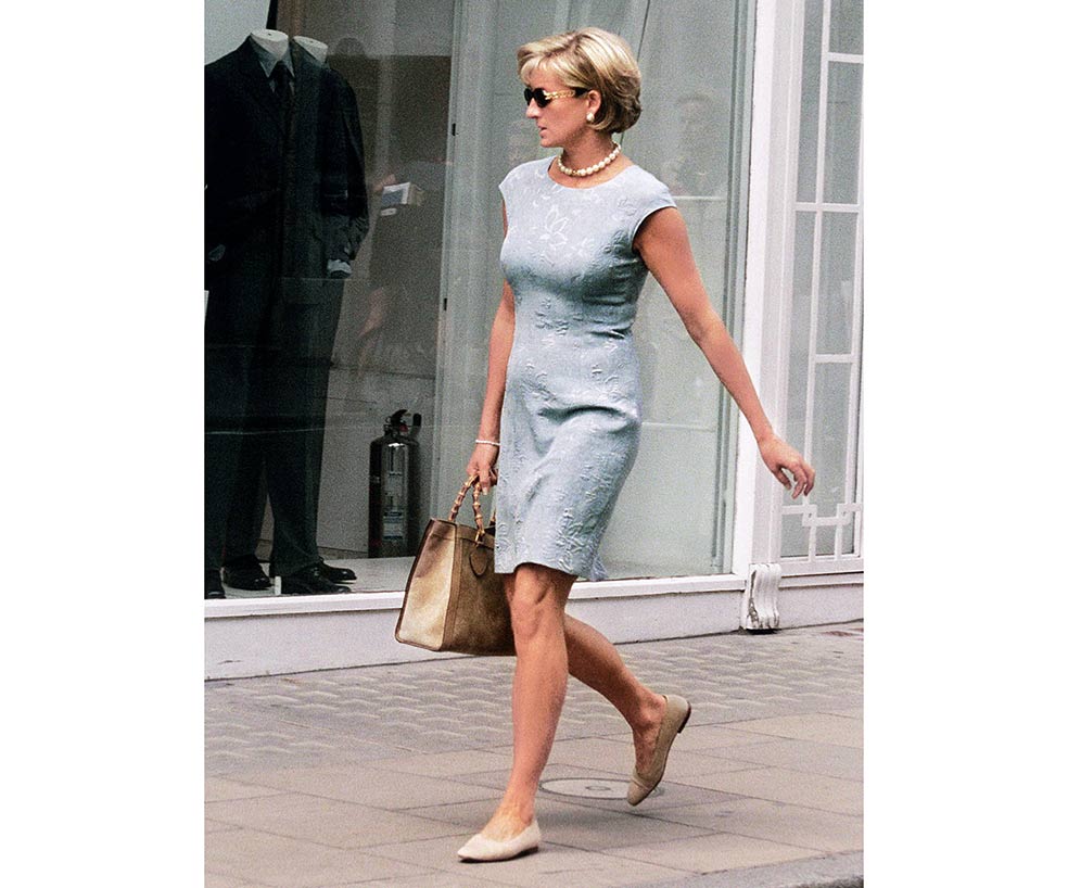 Este vestido de 1997 muestra la seguridad en sí misma que alcanzó Diana. «Es el de una madre trabajadora, y la maduración de su estilo», afirma Lynn. Su jefa de prensa ya no informaba a los periodistas sobre el nombre de los diseñadores, decía que la princesa «es una trabajadora, y no un maniquí». Este look y similares fueron su forma de dar ese mensaje.