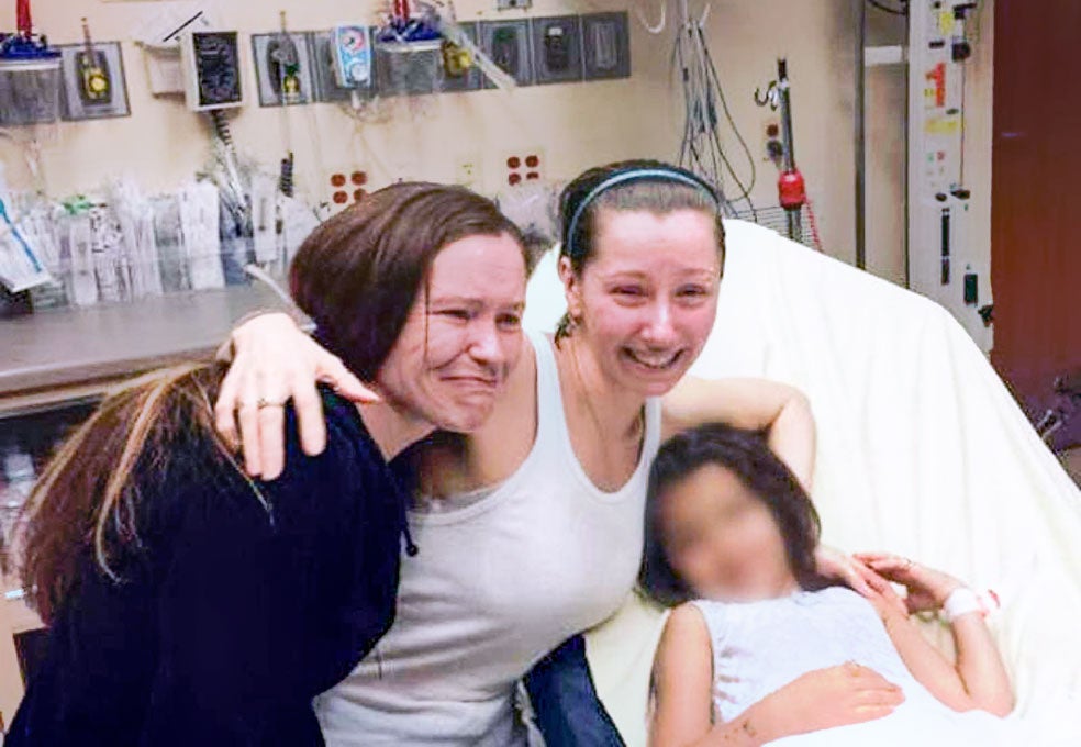 Amanda con su hija Jocelyn, fruto de la violación, cuando fueron liberadas, acompañadas por la hermana de la secuestrada. La niña tiene ahora 15 años.