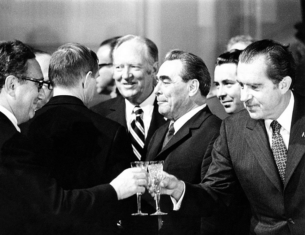 Nixon brinda por el éxito del encuentro con Kissinger, en presencia de Bréznev. Al año siguiente, el soviético visitó Estados Unidos y fue invitado por Kissinger a una fiesta en su casa, donde Bréznev, ante todo, prestó atención a la novia de Kissinger, la actriz Jill St. John.