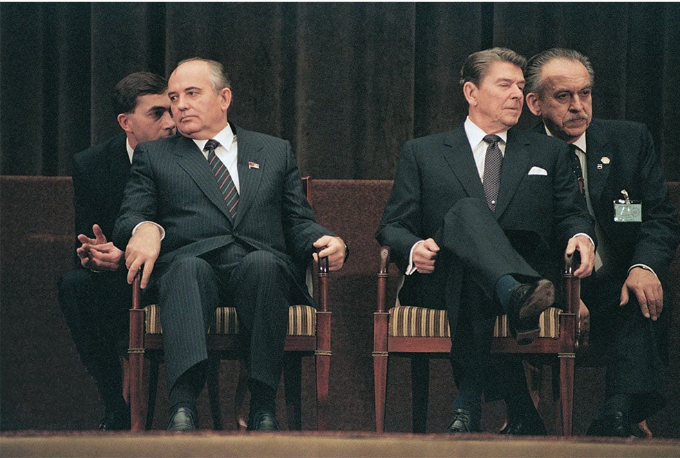Gorbachov y Reagan hablan con sus respectivos intérpretes antes de la conferencia de prensa del histórico encuentro en Ginebra.