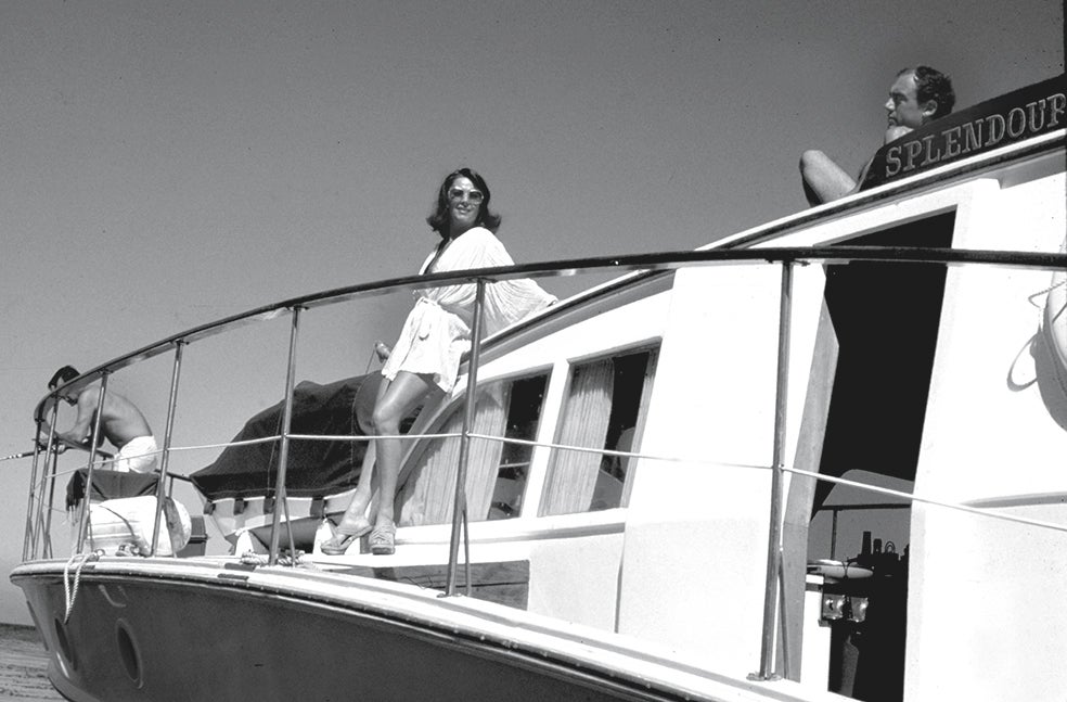 Natalie Wood y su marido, Robert Wagner, a bordo de su yate Splendour. Cuando cayó al agua, la actriz debió de pedir socorro, pero la música rock que atronaba por los altavoces de una fiesta cercana silenció su desesperada llamada de auxilio.