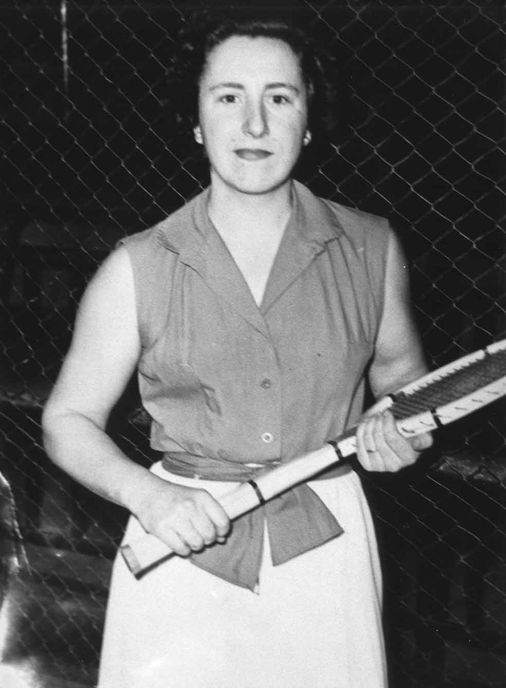 Chiquita de Anoeta (1927-2008) debutó en 1941 en Salamanca y jugó en los frontones de toda España, pero también en los de México o Cuba. Cobraba 500 pesetas por partido y se la considera la mejor raquetista de la época.