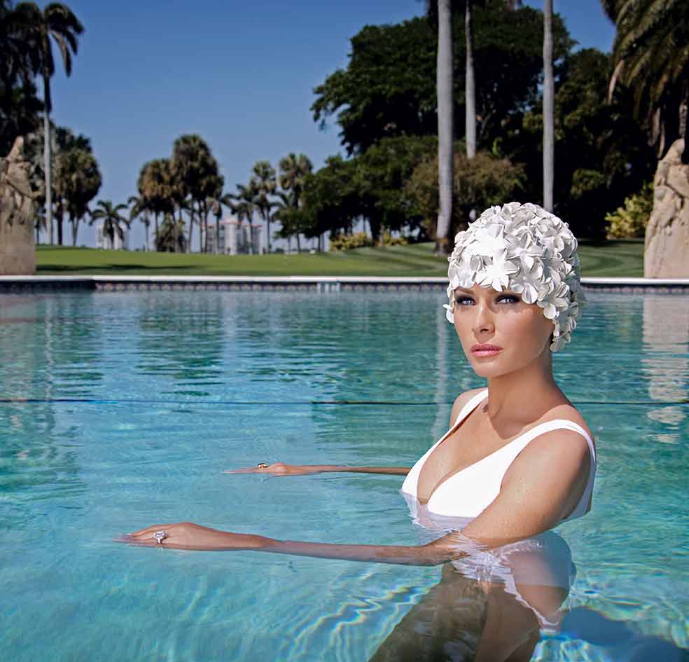 Melania Trump posó aquí, en marzo de 2011, con bañador y gorro de Chanel. La que fuera primera dama, según ella misma asegura, halló aquí la inspiración para crear su línea de joyería.