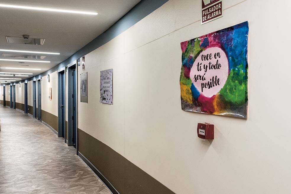 Los menores hospitalizados en el 12 de Octubre escriben frases positivas en carteles que luego decoran los pasillos. Algunas de ellas son: «No esperes salir pronto, espera ponerte bien»; «No lo veas todo negativo, te hará más larga la estancia»; «Los amigos de verdad son los que están» o «Los malos pensamientos no son tuyos, son de tu enfermedad mental».
