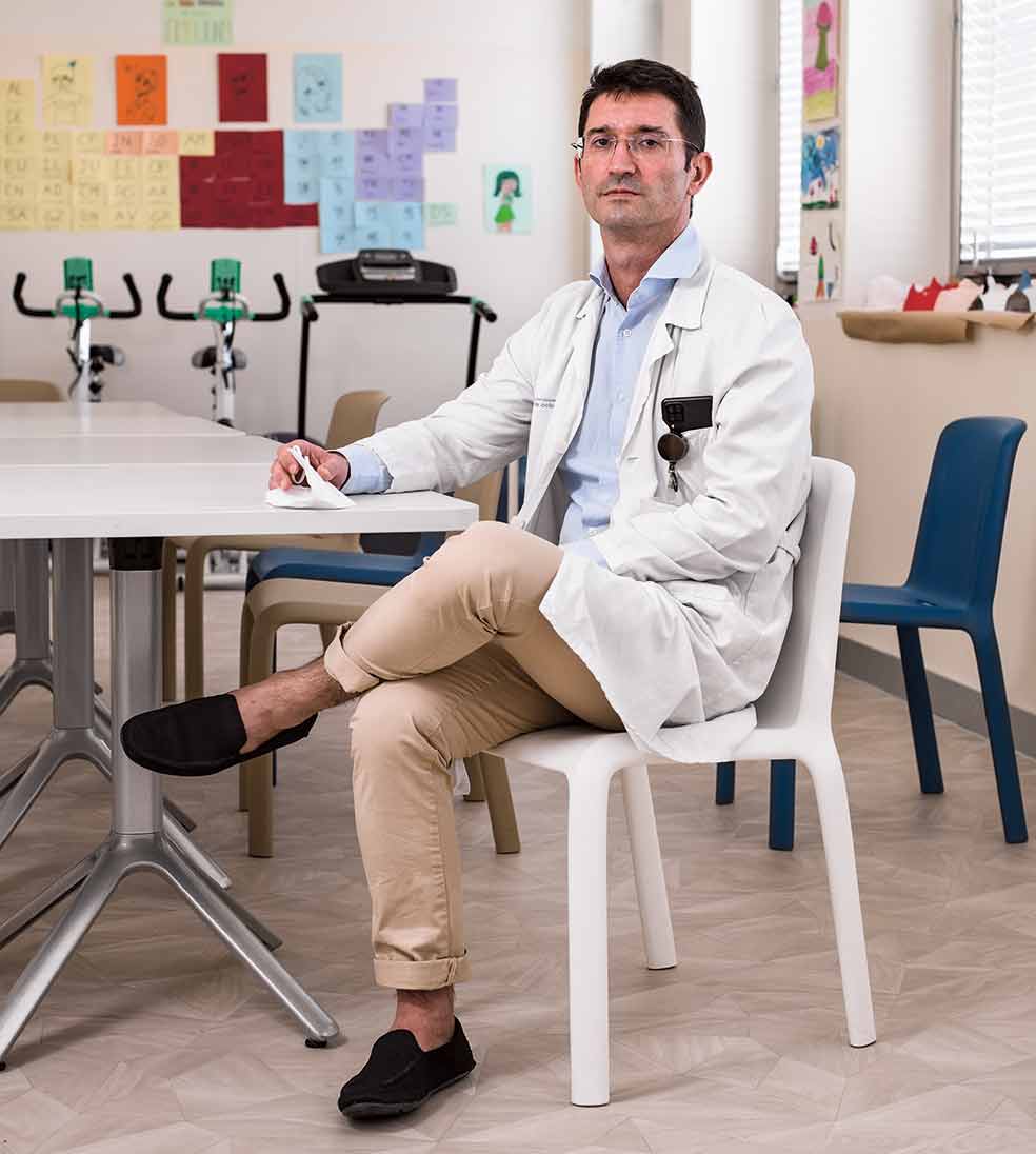 Rodrigo Puente es coordinador de la Unidad de Psiquiatría del Hospital Universitario 12 de Octubre, en Madrid. Ante el aluvión de casos por la pandemia, en 2021 abrió una planta con 24 camas para hospitalizar a adolescentes.
