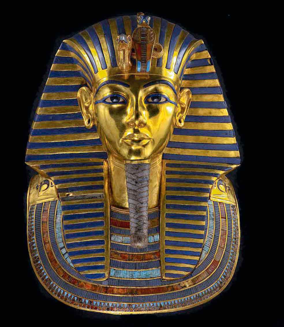La máscara funeraria de Tutankamón pesa once kilos y mide 54 centímetros de alto. Es de oro, el material del que estaba hecha la carne de los dioses, según los antiguos egipcios, y de lapislázuli, un azul intenso que sería el color del cabello de las divinidades.